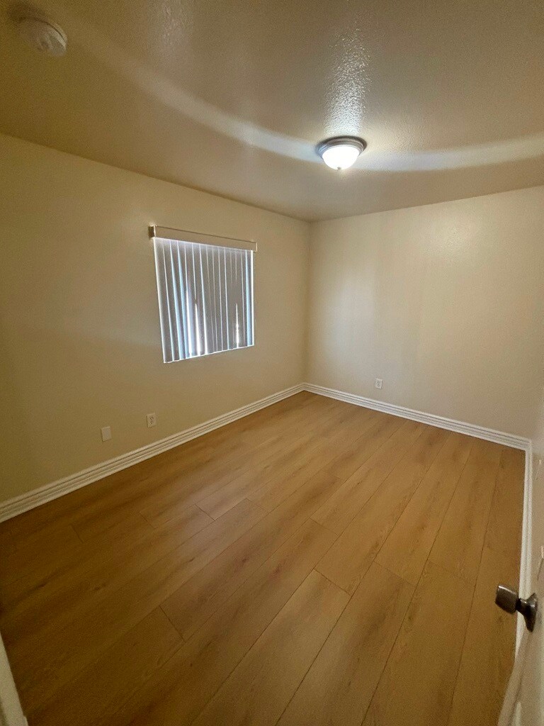 Building Photo - 828 W 71st St