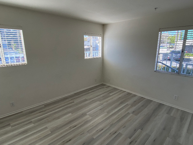Building Photo - 861 Manhattan Beach Blvd