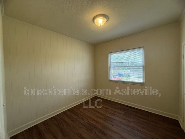 Building Photo - 2604 Hendersonville Rd