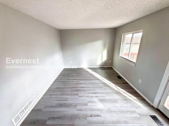 Building Photo - 4 Bed/2 Bath Home with Fenced Yard & Garage / Available Now!