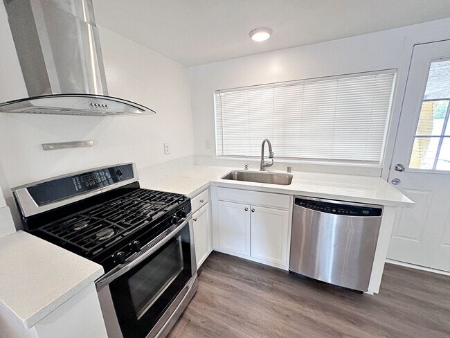 Building Photo - 812 Bracken Ave
