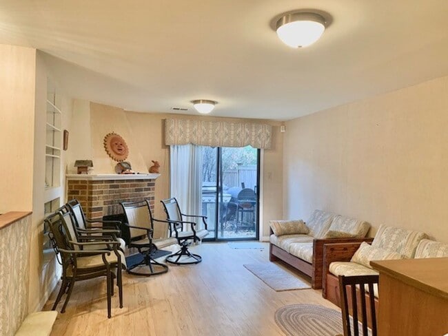 Building Photo - Beautiful home in North Bethesda with atta...