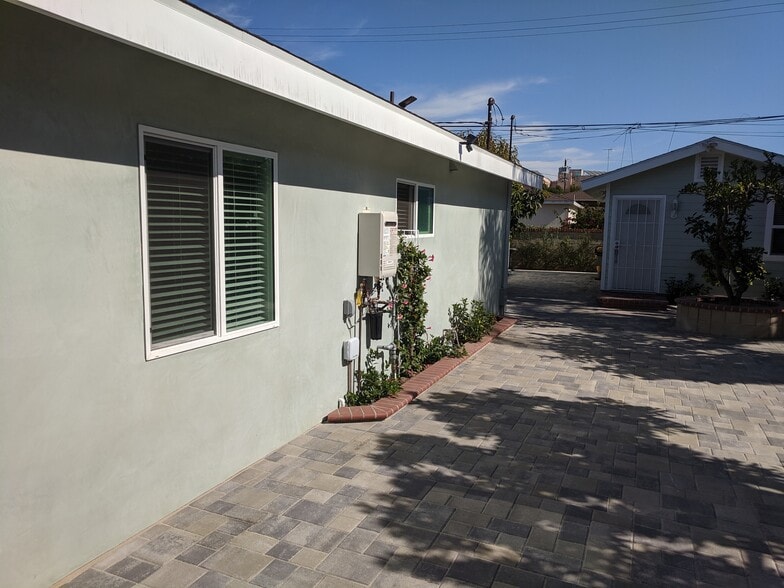 Building Photo - 2442 Granville Ave