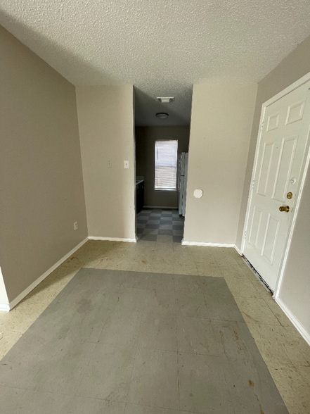 Building Photo - 127 Willow Brook Dr