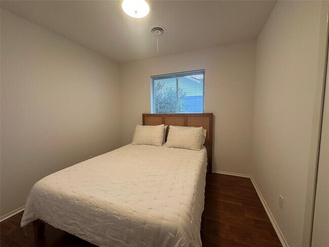 Building Photo - 1908 Pompton Dr