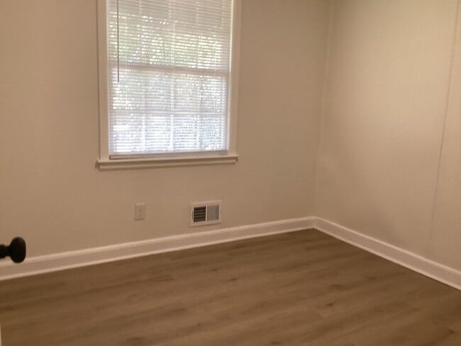 Building Photo - 3 Bed 1.5 bath House