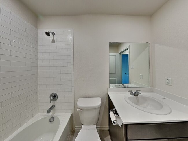Building Photo - 2909 Menguita St