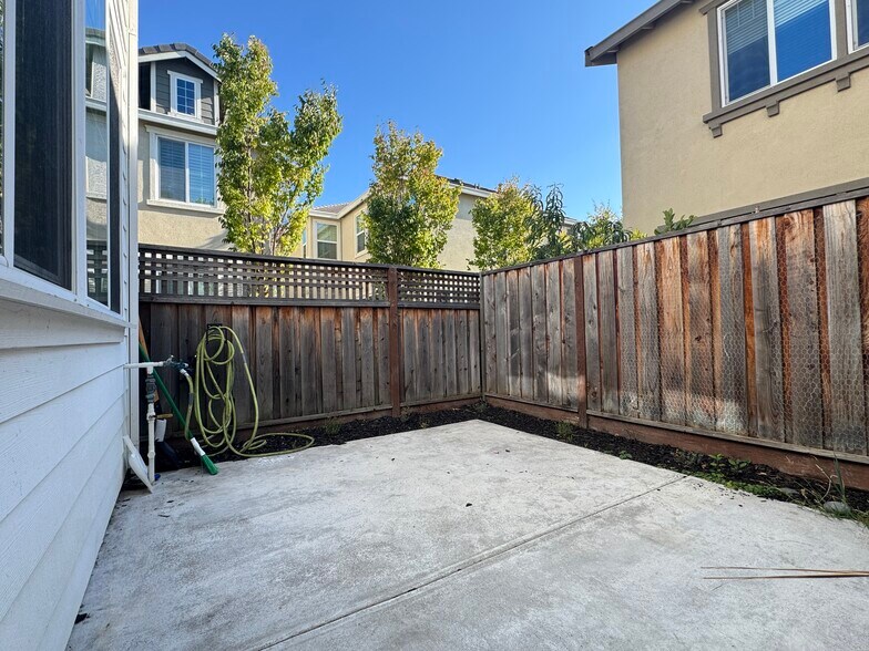 Building Photo - 2616 Admiral Cir
