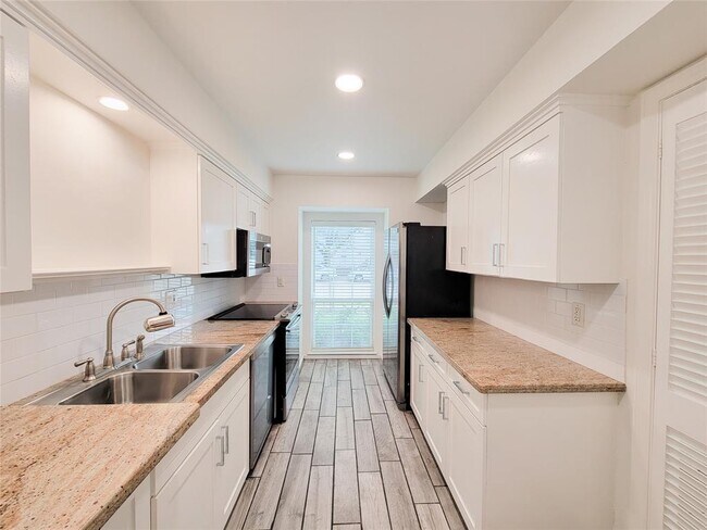 Building Photo - 6350 Chevy Chase Dr