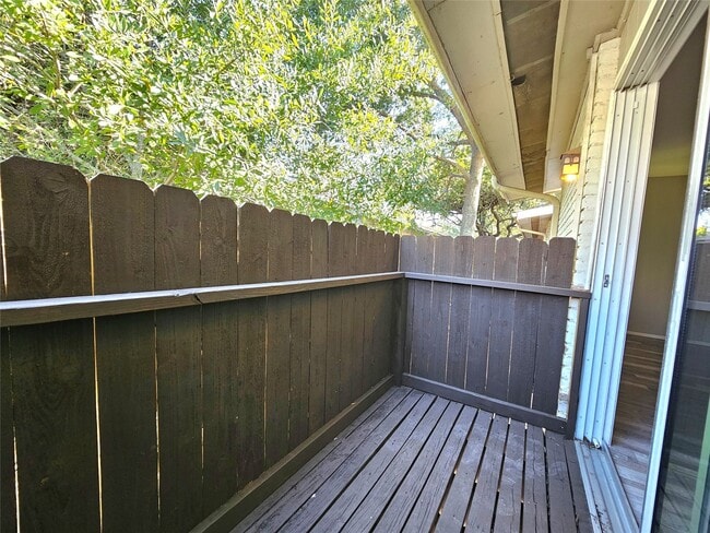 Building Photo - 909 Silber Rd