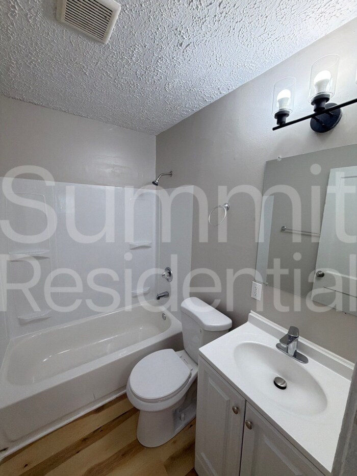 Building Photo - 3005 Linwood Ave