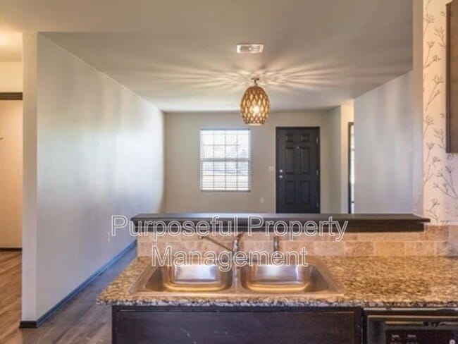 Building Photo - 1425 Sandstone Dr