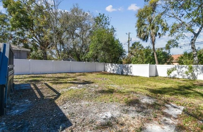 Building Photo - Housing Voucher Accepted: Charming 4-Bedroom Home in Saint Petersburg