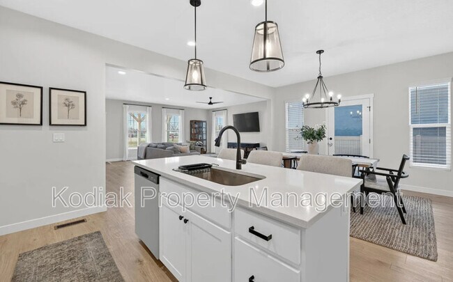 Building Photo - 979 Shoreline Dr