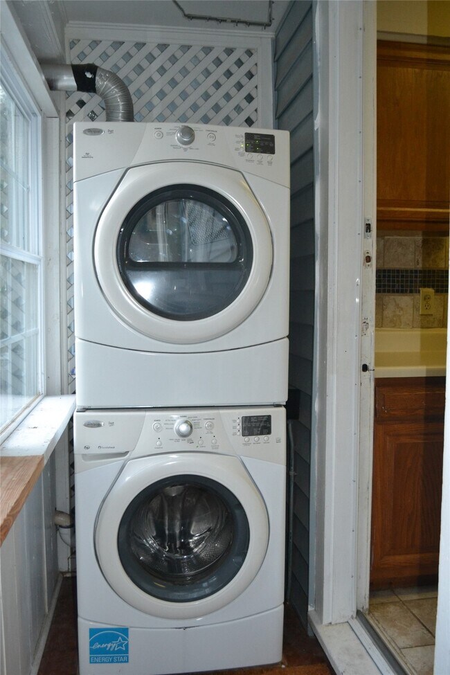 Building Photo - 1610 Ridgewood St