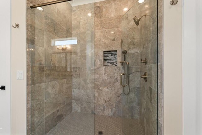 Building Photo - 568 Versailles Dr