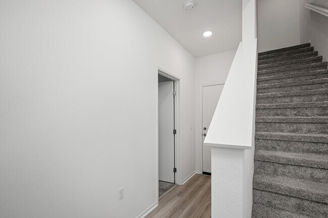 Building Photo - 5495 Seacliff Pl