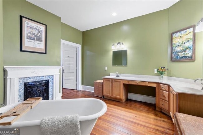 Building Photo - 1092 Oak St SW