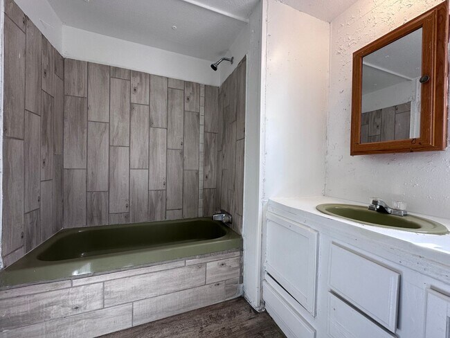 Building Photo - 2Bed 1Bath Rent To Own in Zephyrhills, FL