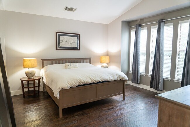 Building Photo - 1204 Lake Pointe Way