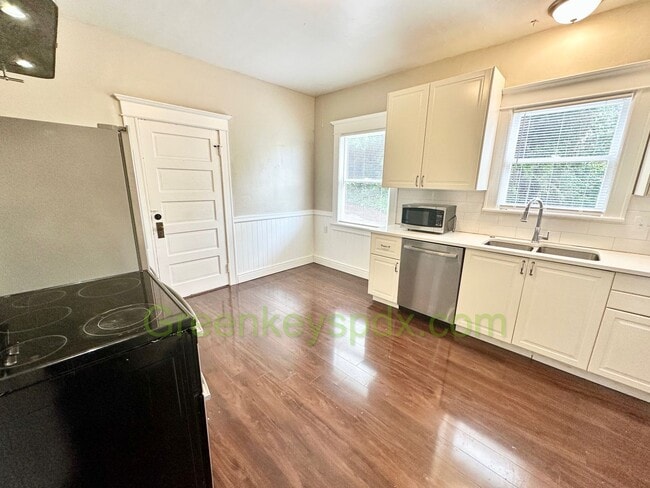 Building Photo - Huge Gorgeous 5 Bedroom 4 Bath Unit in SW ...