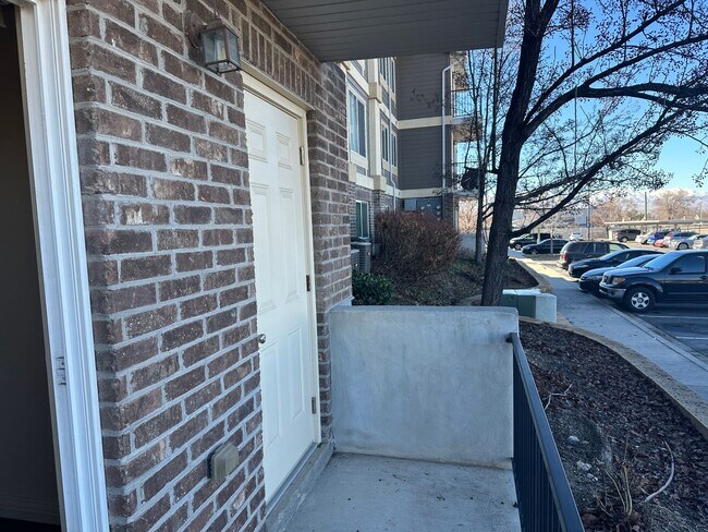 Building Photo - Great 3 Bed 2 Bath Sandy Condo!!