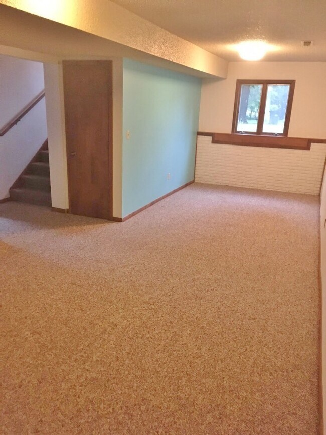 Building Photo - 3 Bedroom, 2 Bath Duplex in North Side Iowa City