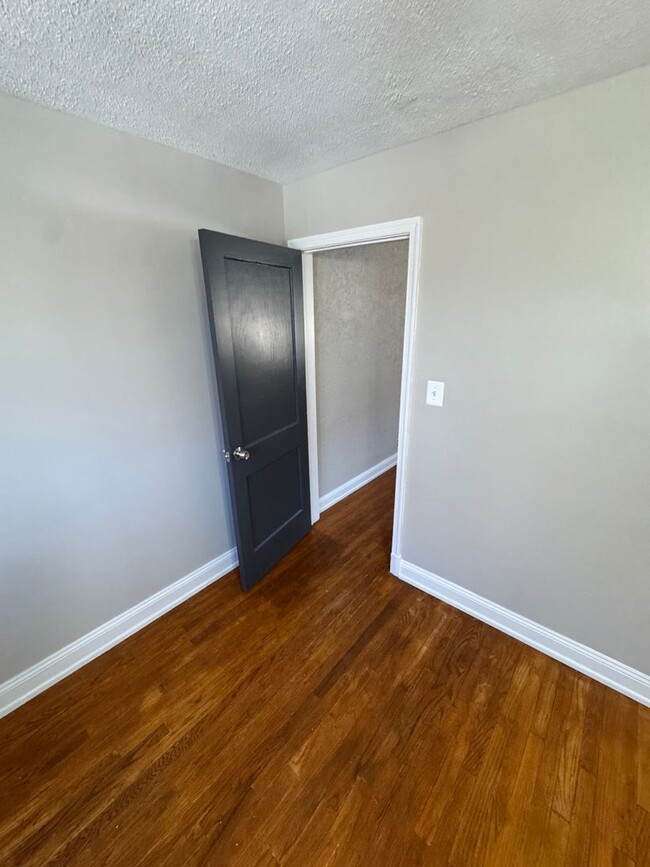 Building Photo - Super Fresh 3BR Townhome on Searles Rd for...