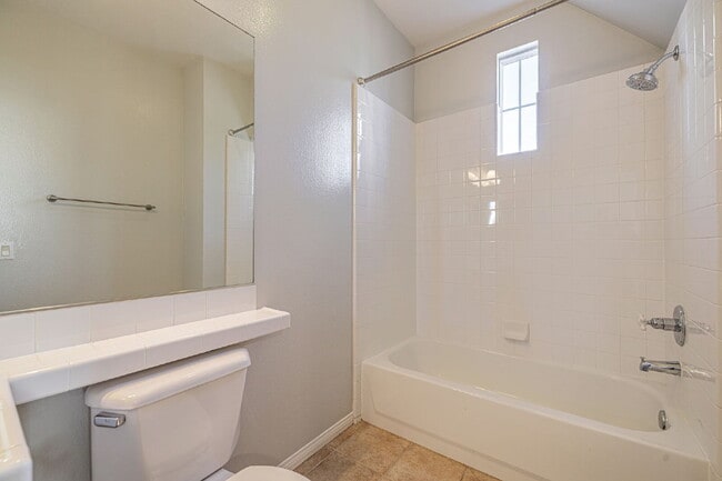 Building Photo - Refined Living in the Heart of Valencia