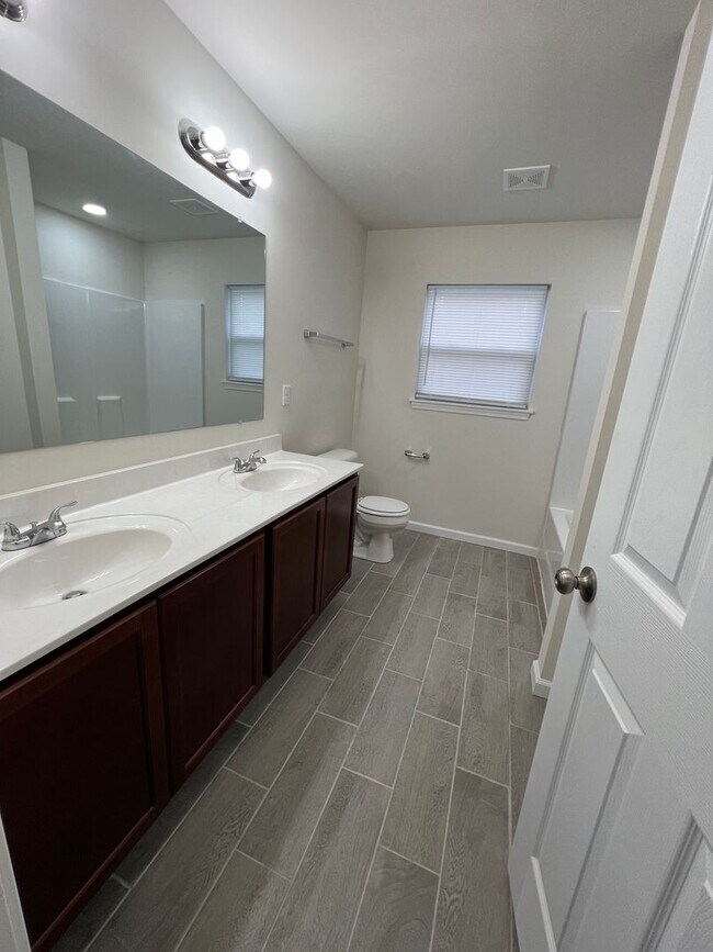 Building Photo - 3 Bedroom 2 Bath 2 car garage Home on 5 acres