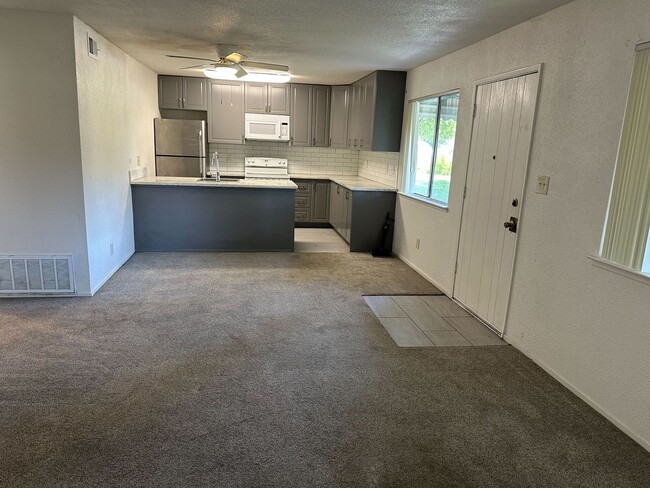 Building Photo - Updated 2-Bedroom Sacramento Condo with Po...