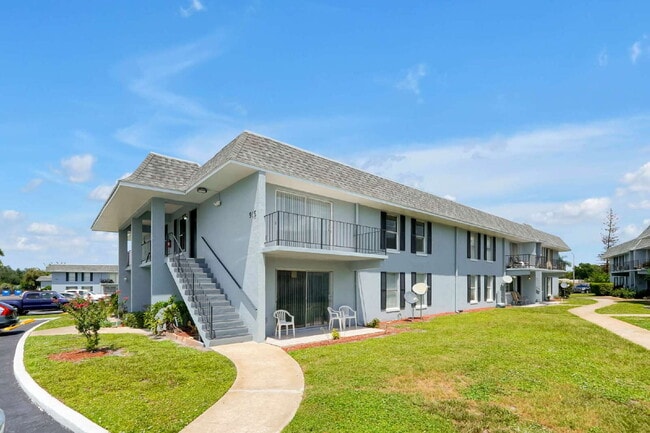 Building Photo - "Bright 2-Bed, 2-Bath Condo Retreat with Pool & Lake Views"