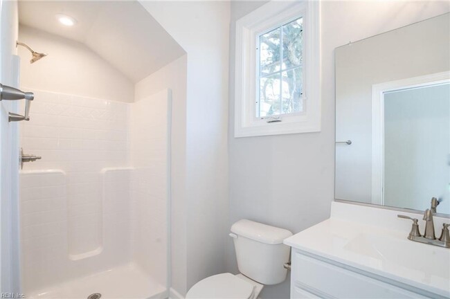 Building Photo - Like-New Two-Unit Condo in Sought-After Ch...
