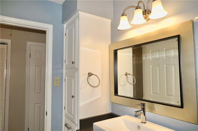 Building Photo - 201 Norwood St W