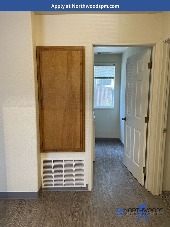 Building Photo - Very Nice 2 Bedroom 1 Bath Condo-Located i...