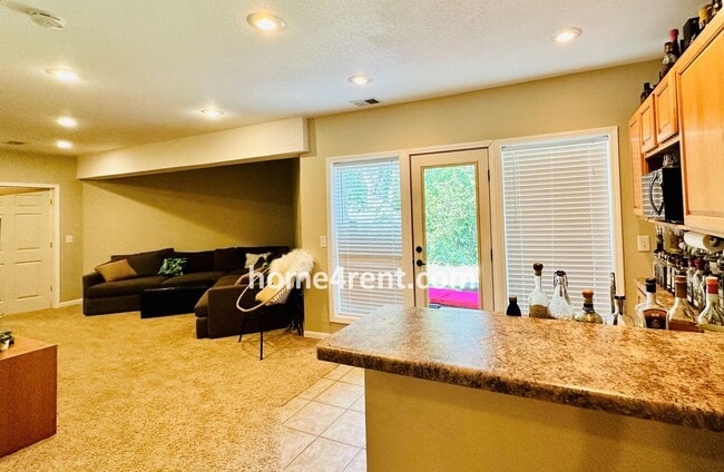 Building Photo - Beautiful Four Bedroom Home in a Quiet Neighborhood w/ an Updated Kitchen, Wood Floors, and a Fin...
