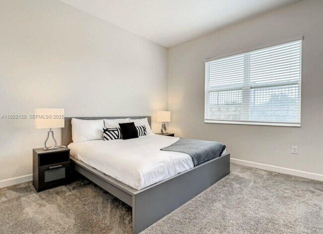 Building Photo - 653 Ocean Course Ave