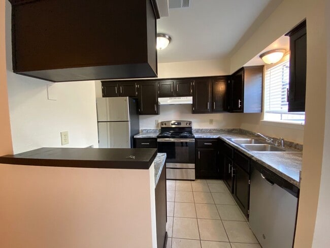 Building Photo - College Station -2 bedroom/ 2.5 bath - 2 story condo with washer/dryer!!