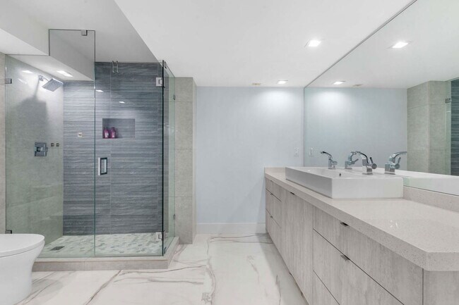 Building Photo - 6039 Collins Ave