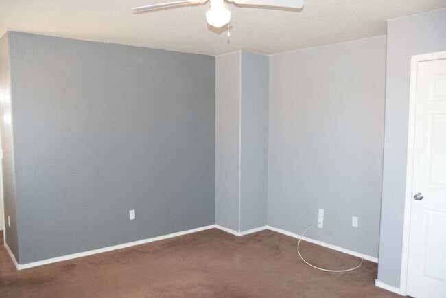 Building Photo - NORTHWEST - 2 STORY, 5 BEDROOM HOME