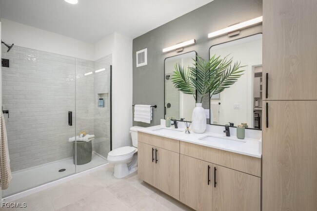 Building Photo - 8552 Collier Blvd