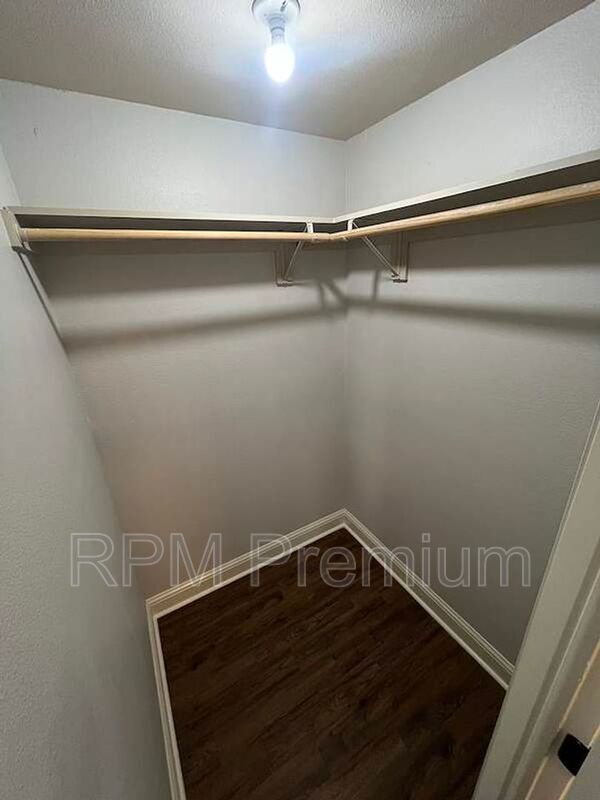 Building Photo - 13235 Country Park Ave