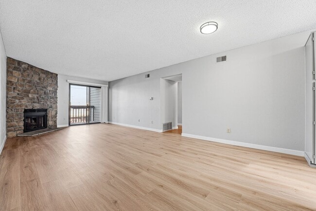 Building Photo - Updated 2 bed / 1 bath home in Lakewood!