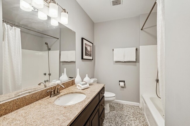 Building Photo - 1425 Lakeside Dr