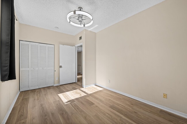Building Photo - 10565 NW 57th Ct