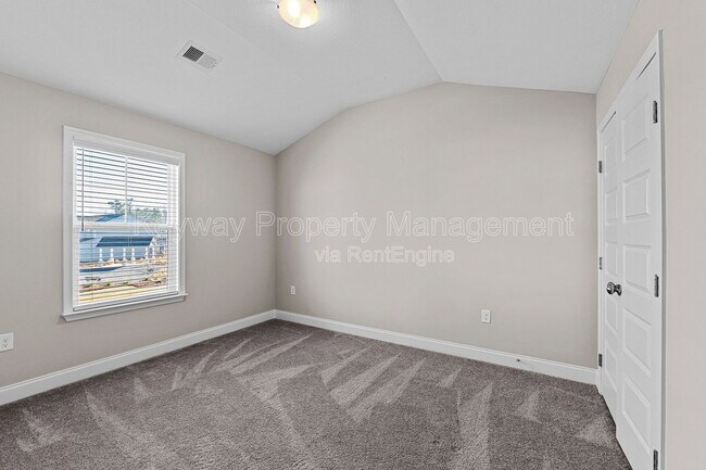 Building Photo - 3125 Venetian Dr