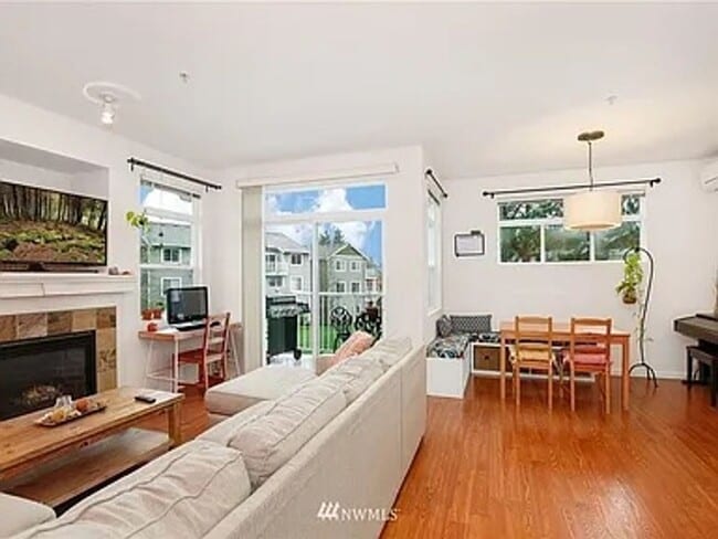 Building Photo - Sammamish 2 Bed 2 Bath