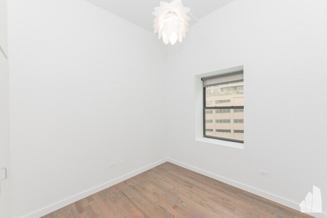 Building Photo - 630 W Lake St