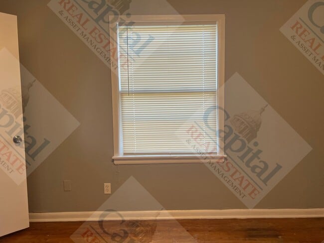 Building Photo - Lovely 3 Bedroom