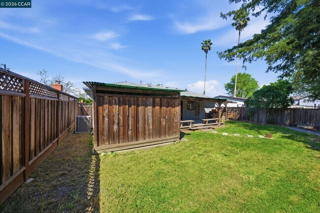 Building Photo - 1930 Sunshine Dr